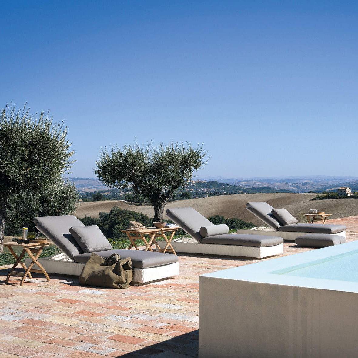 Agora Sunlounger-Unopiu-moderndesign.io