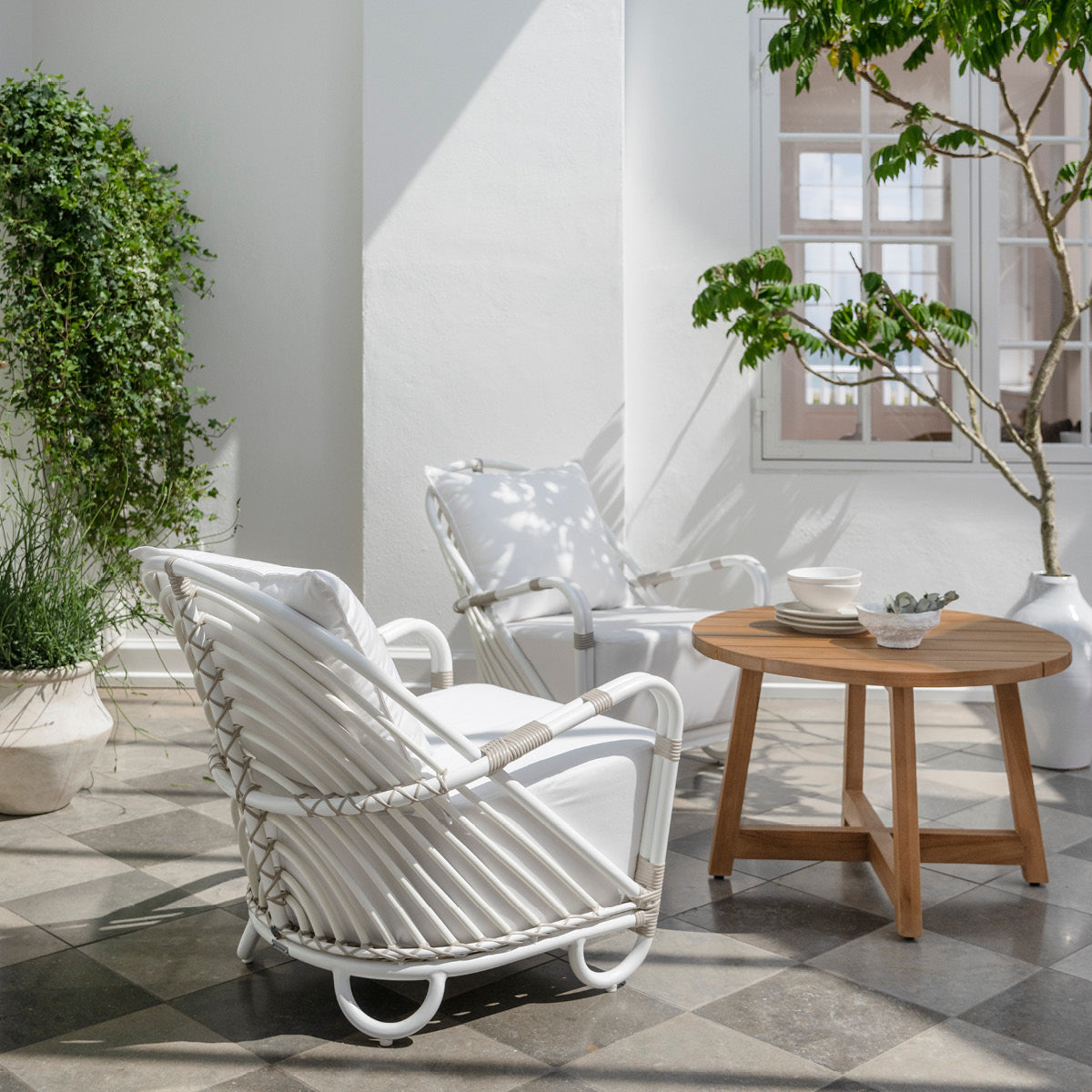 Arne Jacobsen Charlottenborg Armchair-Sika Design-moderndesign.io