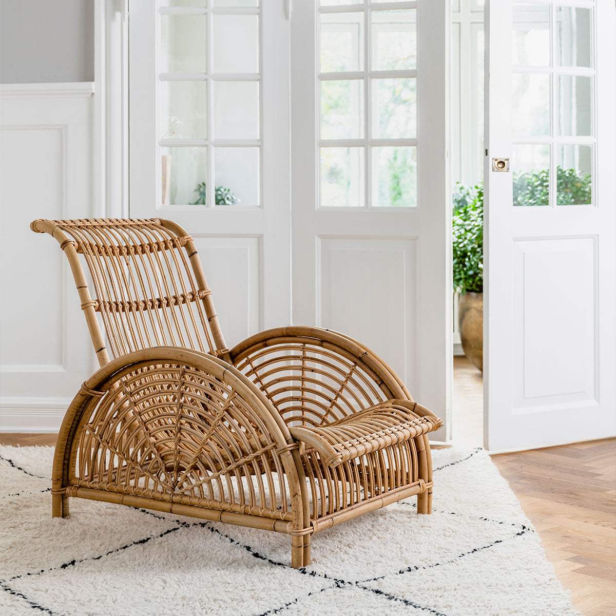 Arne Jacobsen Paris Armchair-Sika Design-moderndesign.io