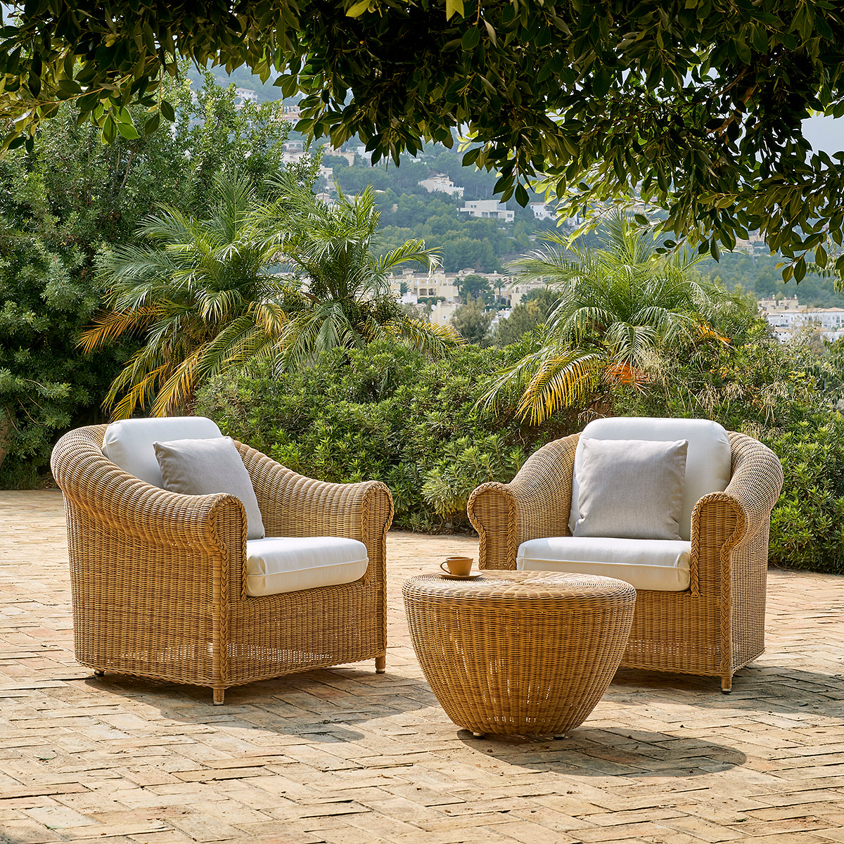 Brumas Armchair-Point-moderndesign.io