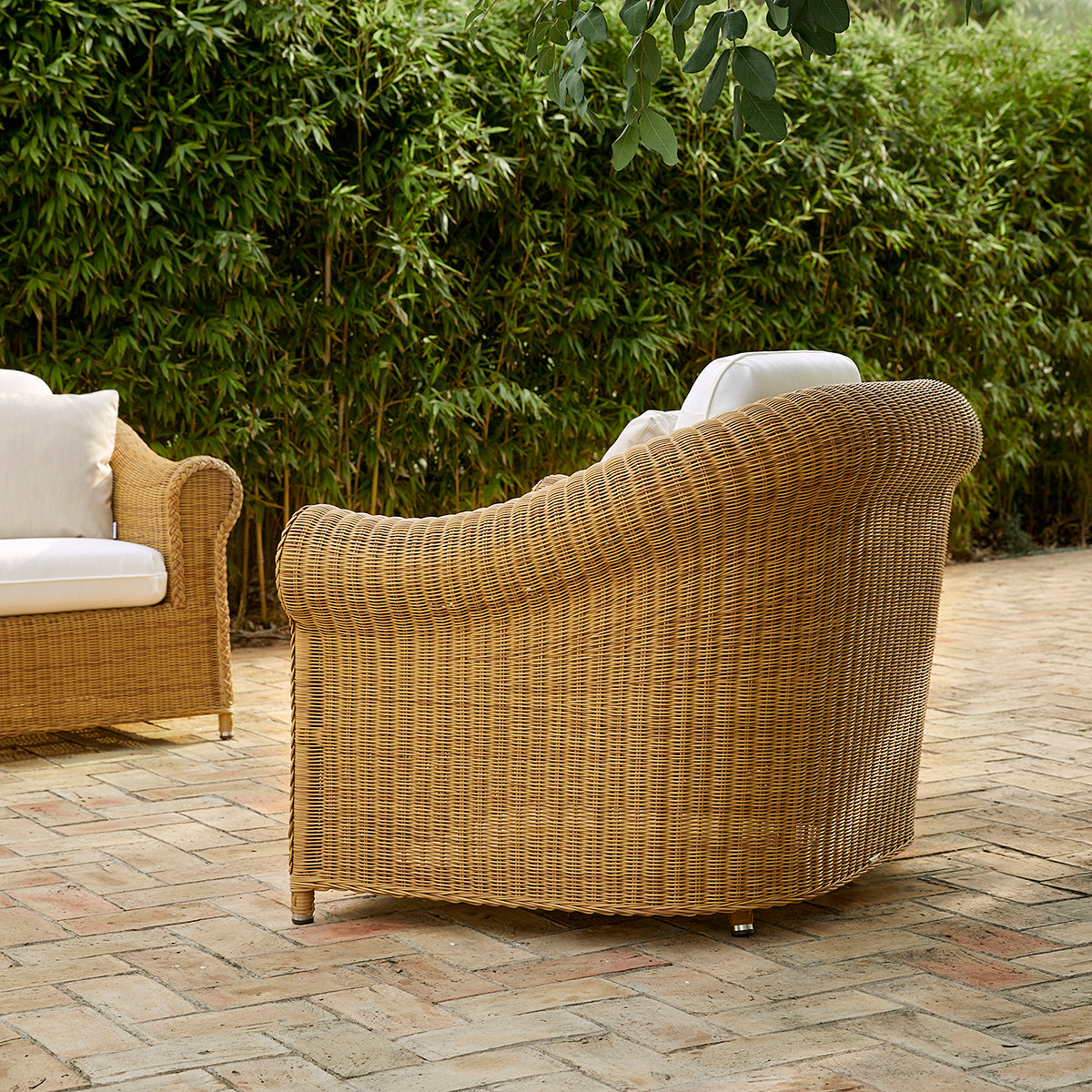 Brumas Armchair-Point-moderndesign.io