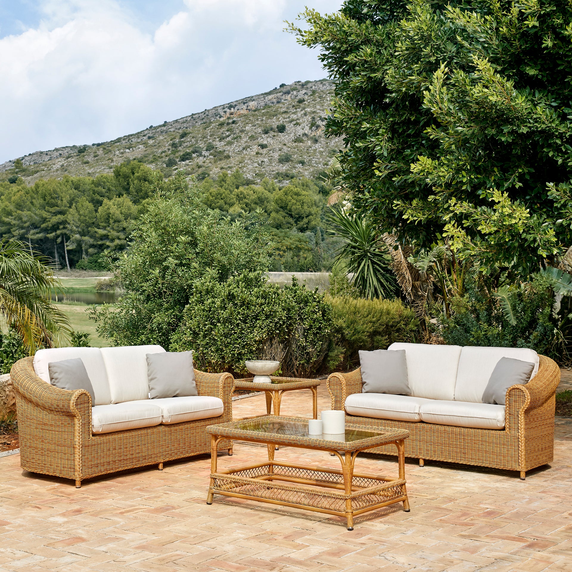Brumas Sofa-Point-moderndesign.io