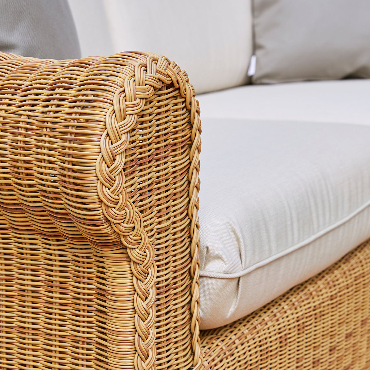 Brumas Sofa-Point-moderndesign.io