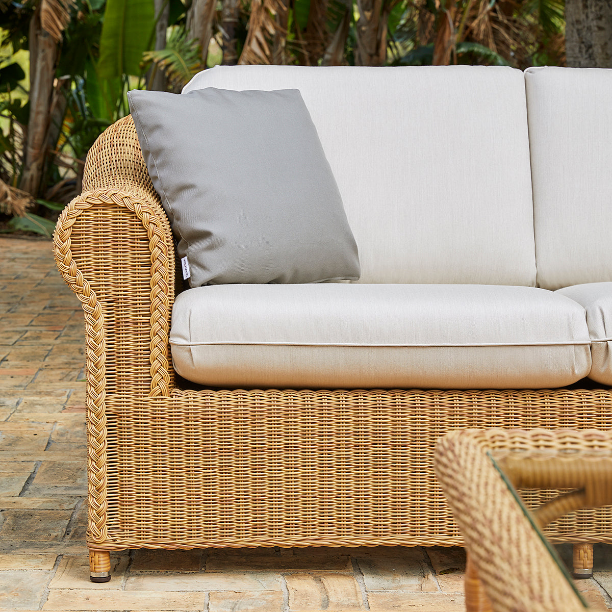 Brumas Sofa-Point-moderndesign.io
