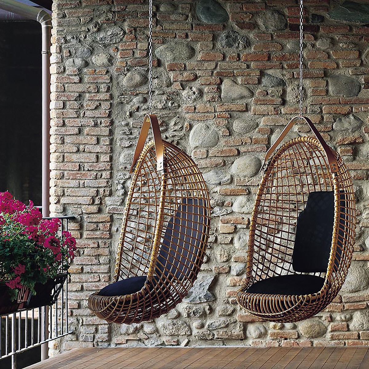Eureka Hanging Chair-Bonacina 1889-moderndesign.io