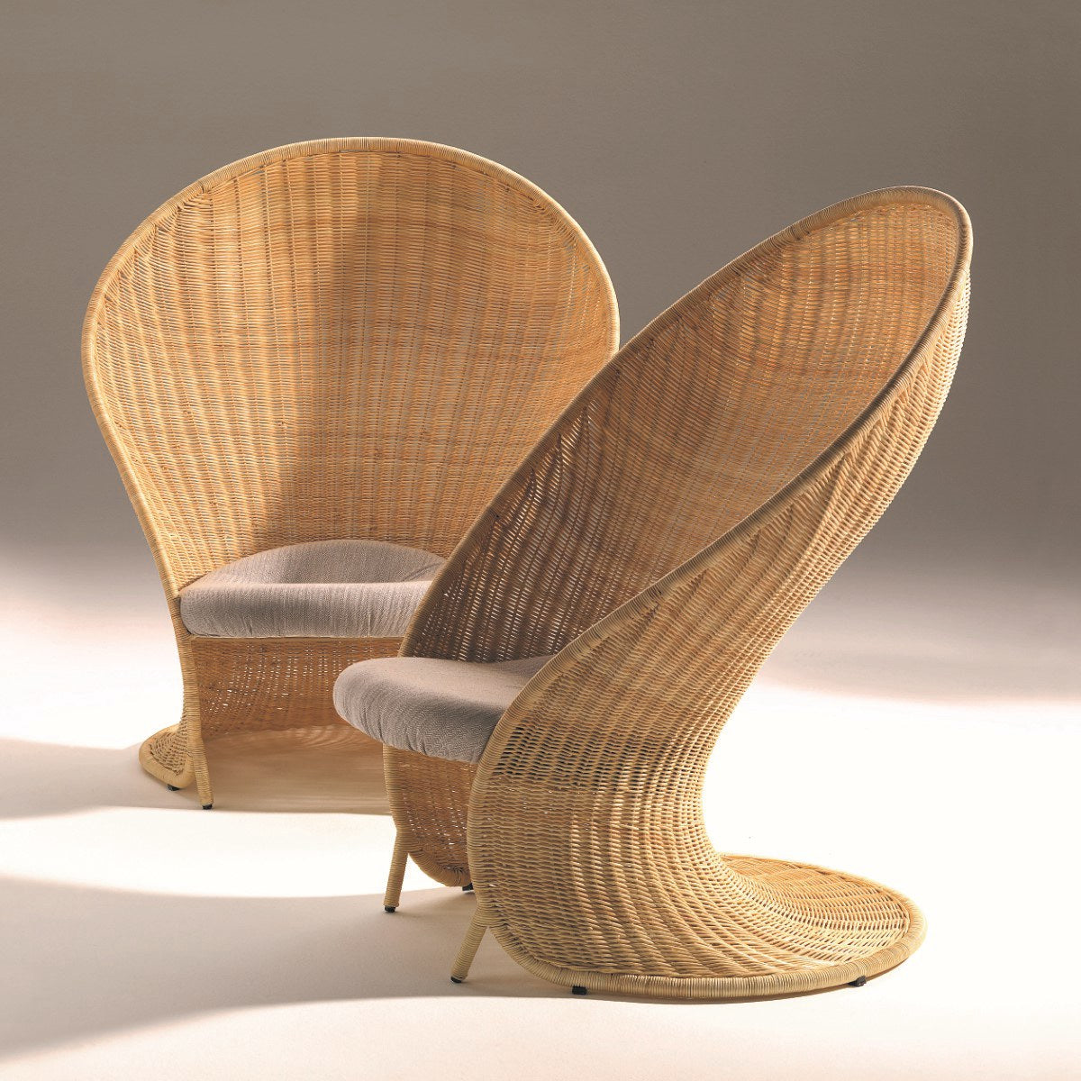 Foglia Lounge Chair-Bonacina 1889-moderndesign.io