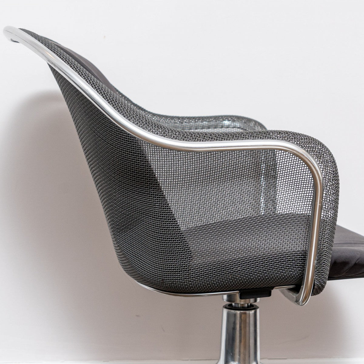 Iuta IU5 Office Desk Chair-B&B Italia-moderndesign.io