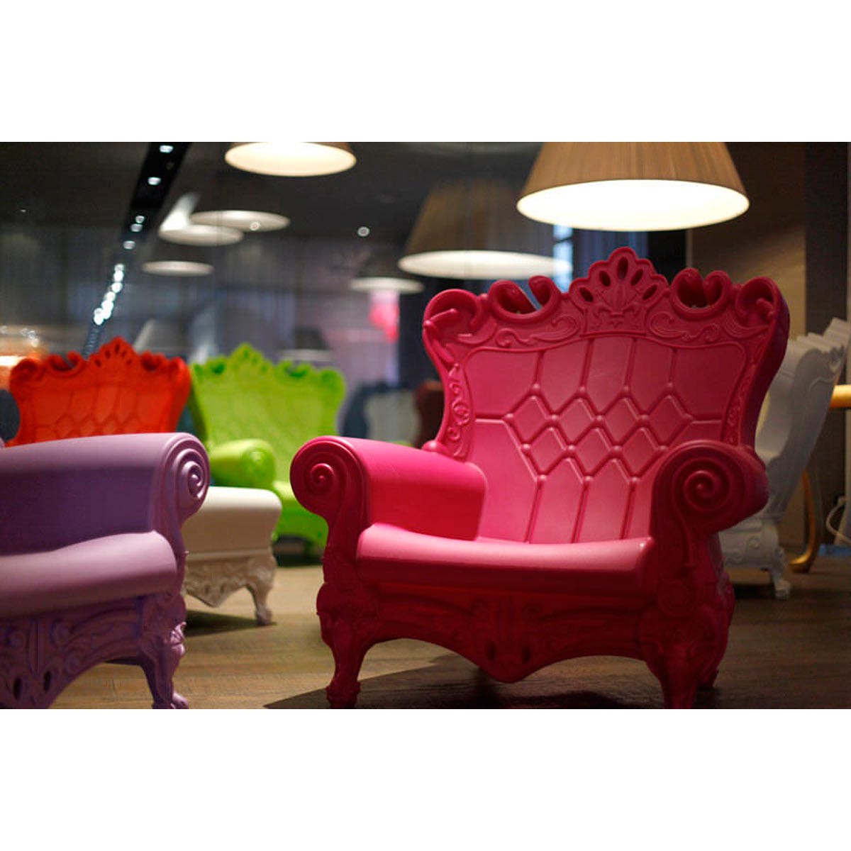 Little Queen of Love Armchair-Slide-moderndesign.io