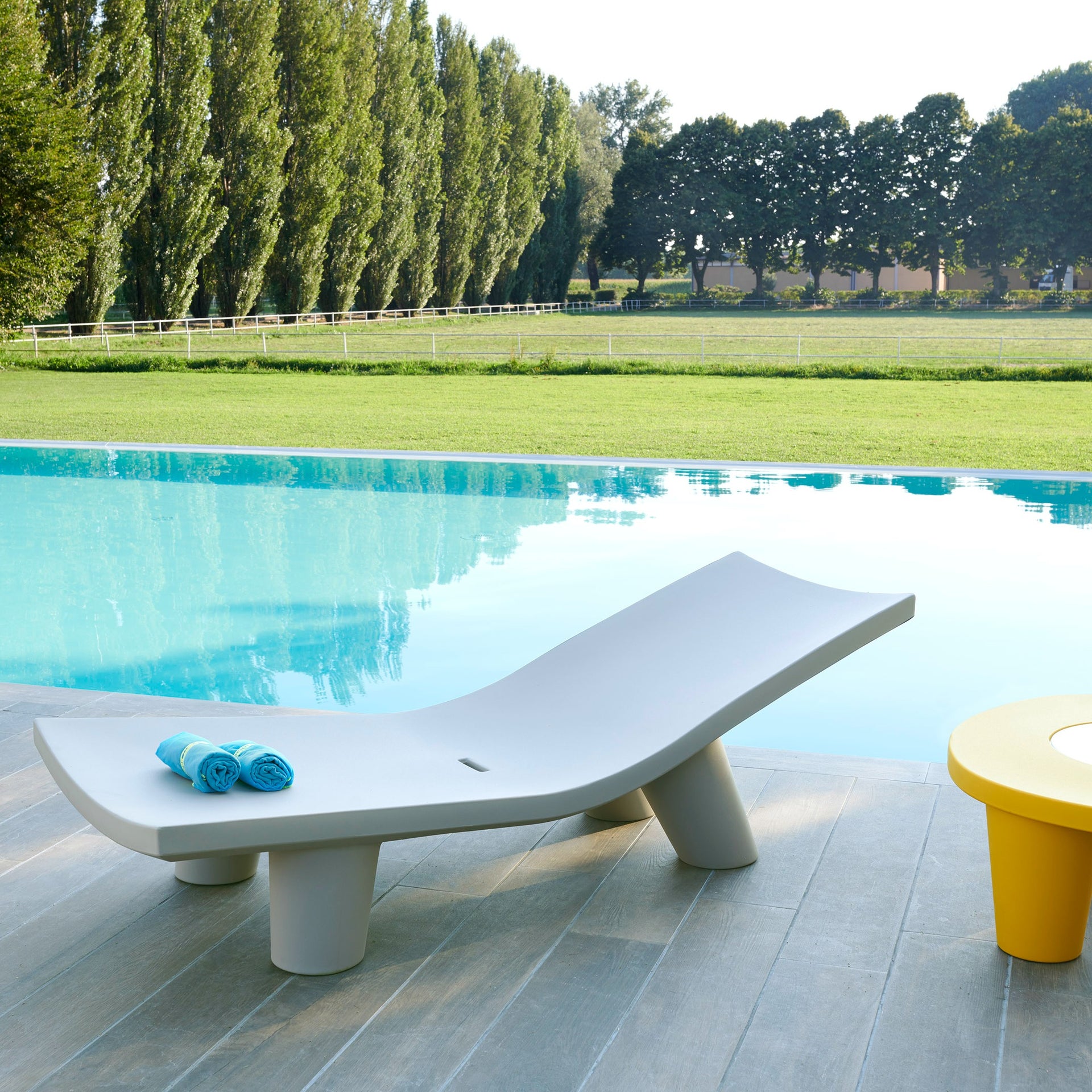Low Lita Sunlounger-Slide-moderndesign.io