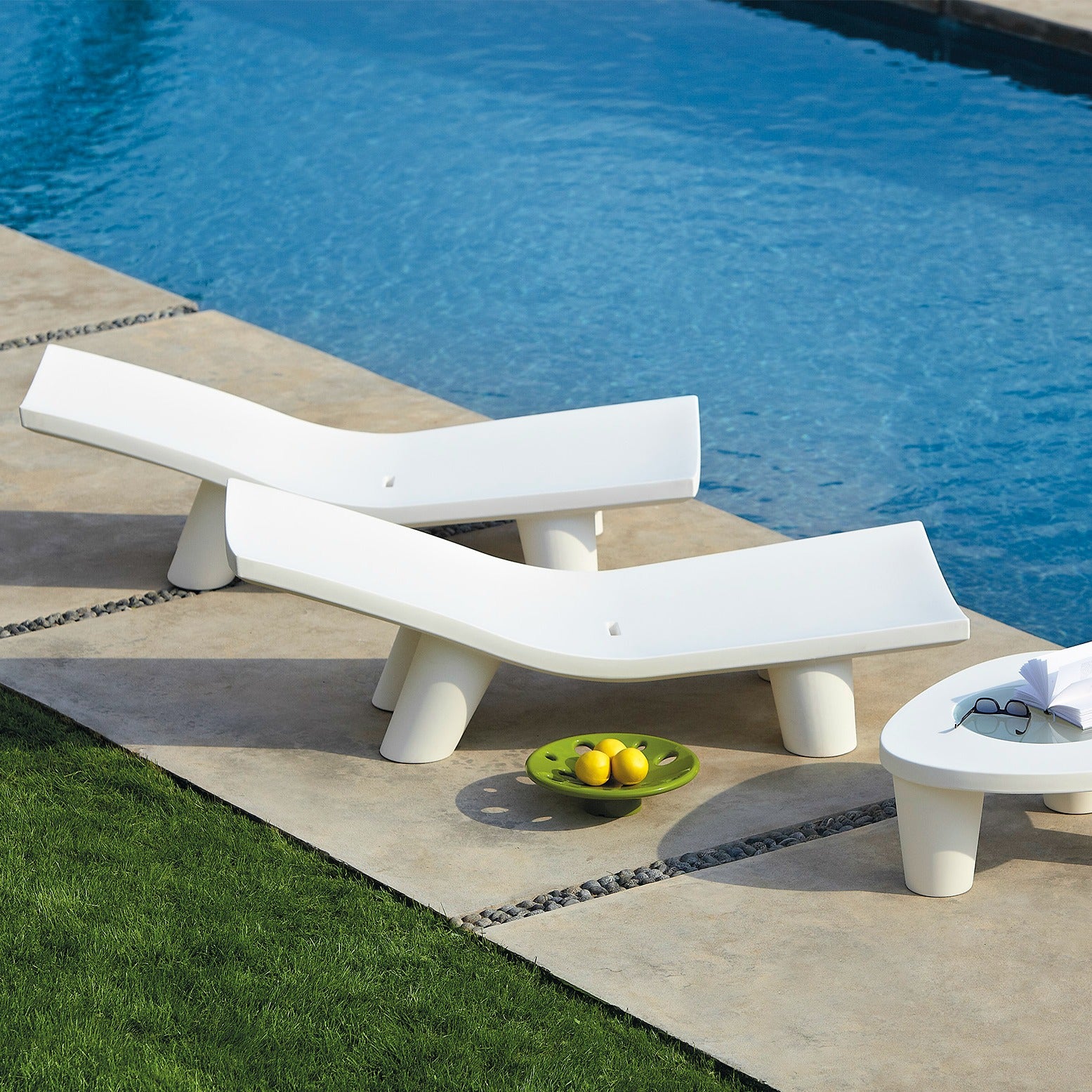 Low Lita Sunlounger-Slide-moderndesign.io
