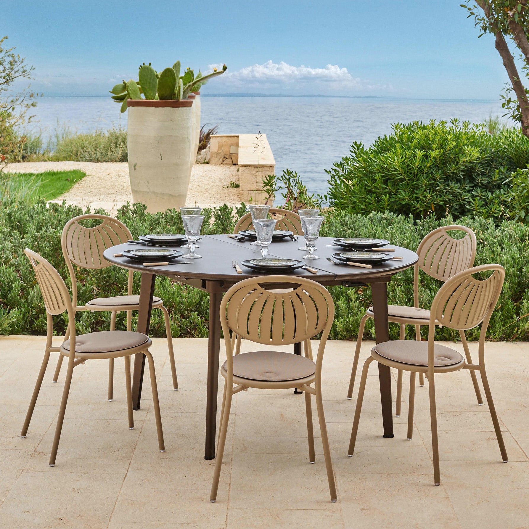 Plus 4 Dining Table (Round)-Emu-moderndesign.io