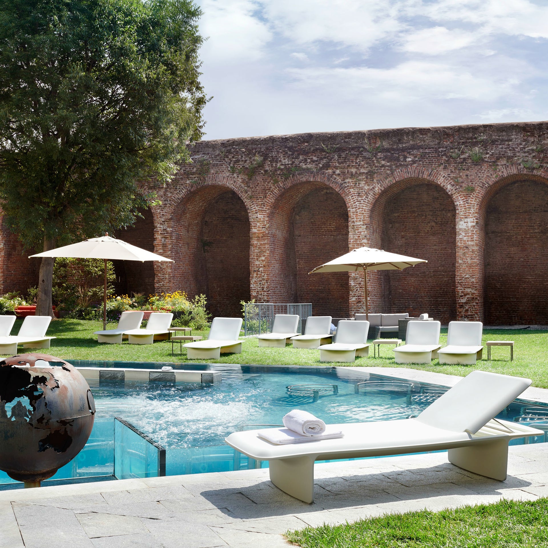 Ponente Sunlounger-Slide-moderndesign.io