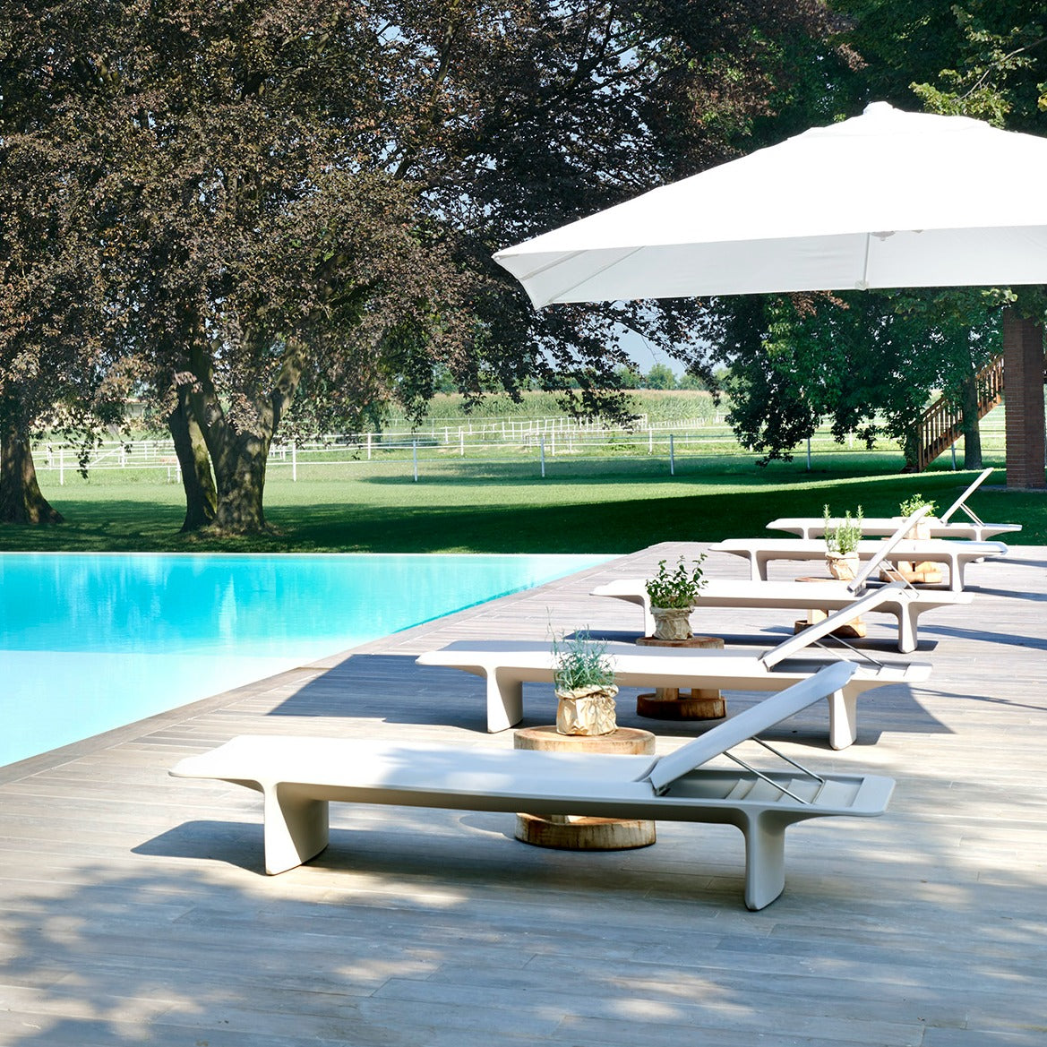 Ponente Sunlounger-Slide-moderndesign.io