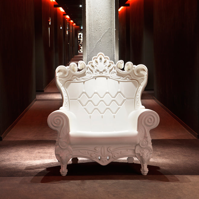 Queen of Love Armchair-Slide-moderndesign.io