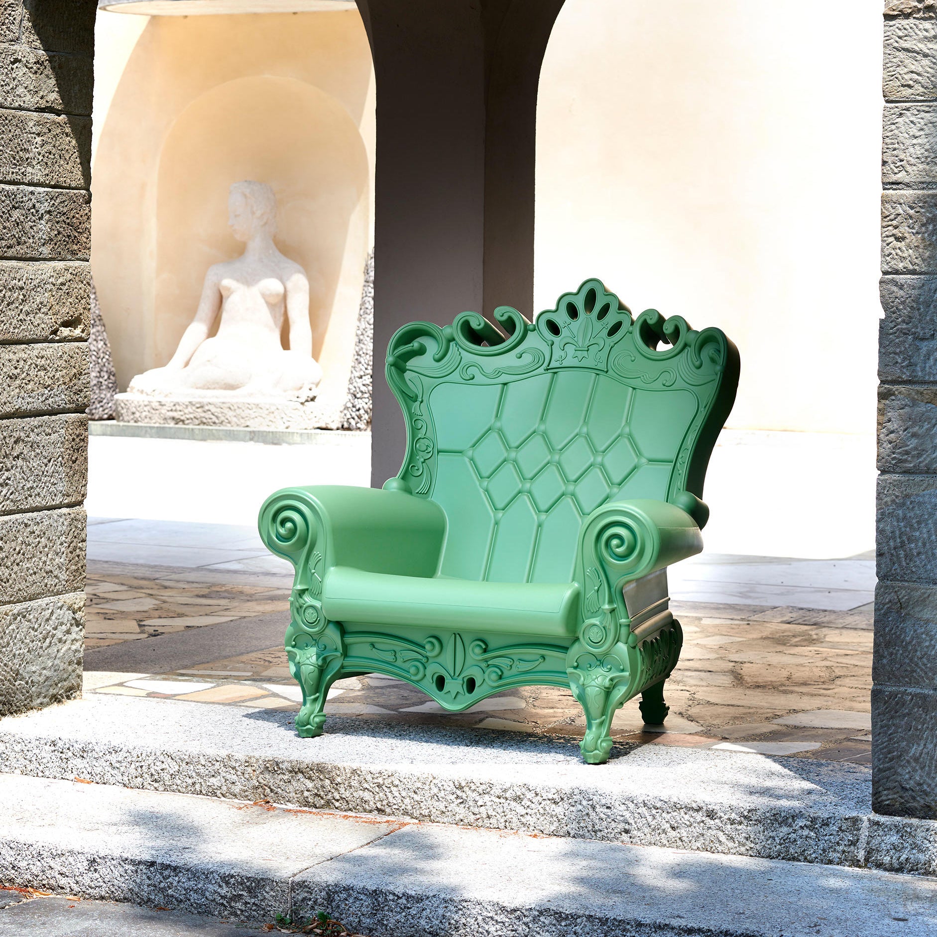 Queen of Love Armchair-Slide-moderndesign.io