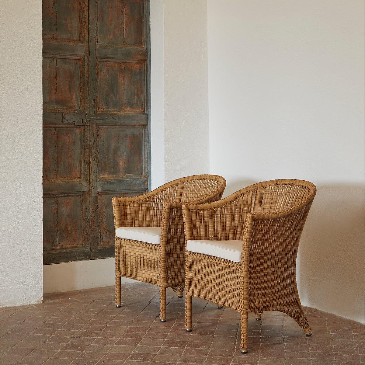 Sagra Dining Chair (with arms)-Point-moderndesign.io