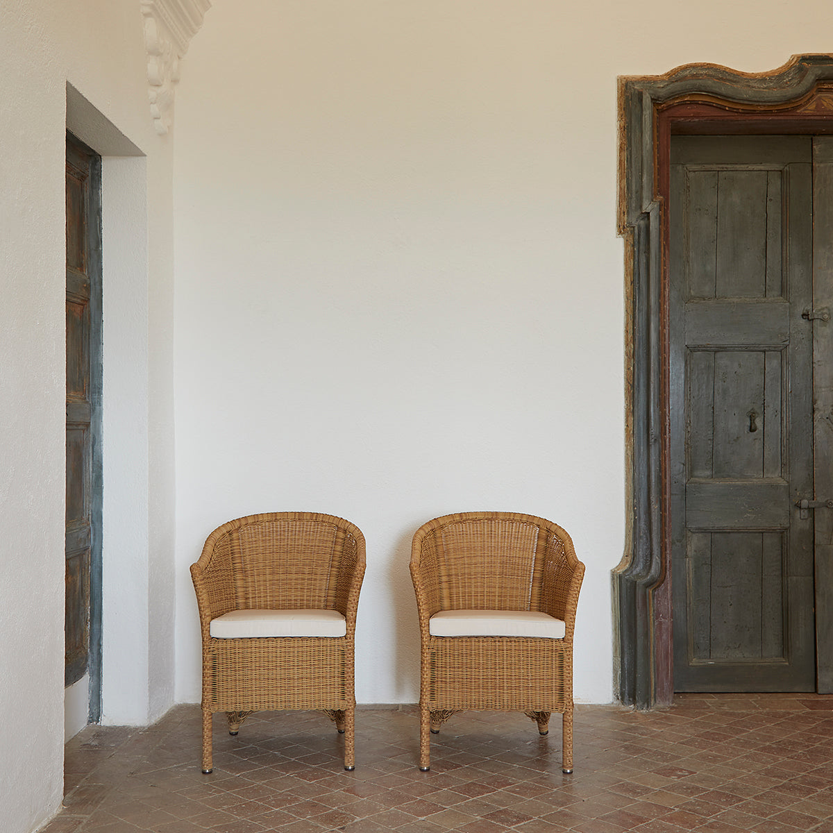 Sagra Dining Chair (with arms)-Point-moderndesign.io