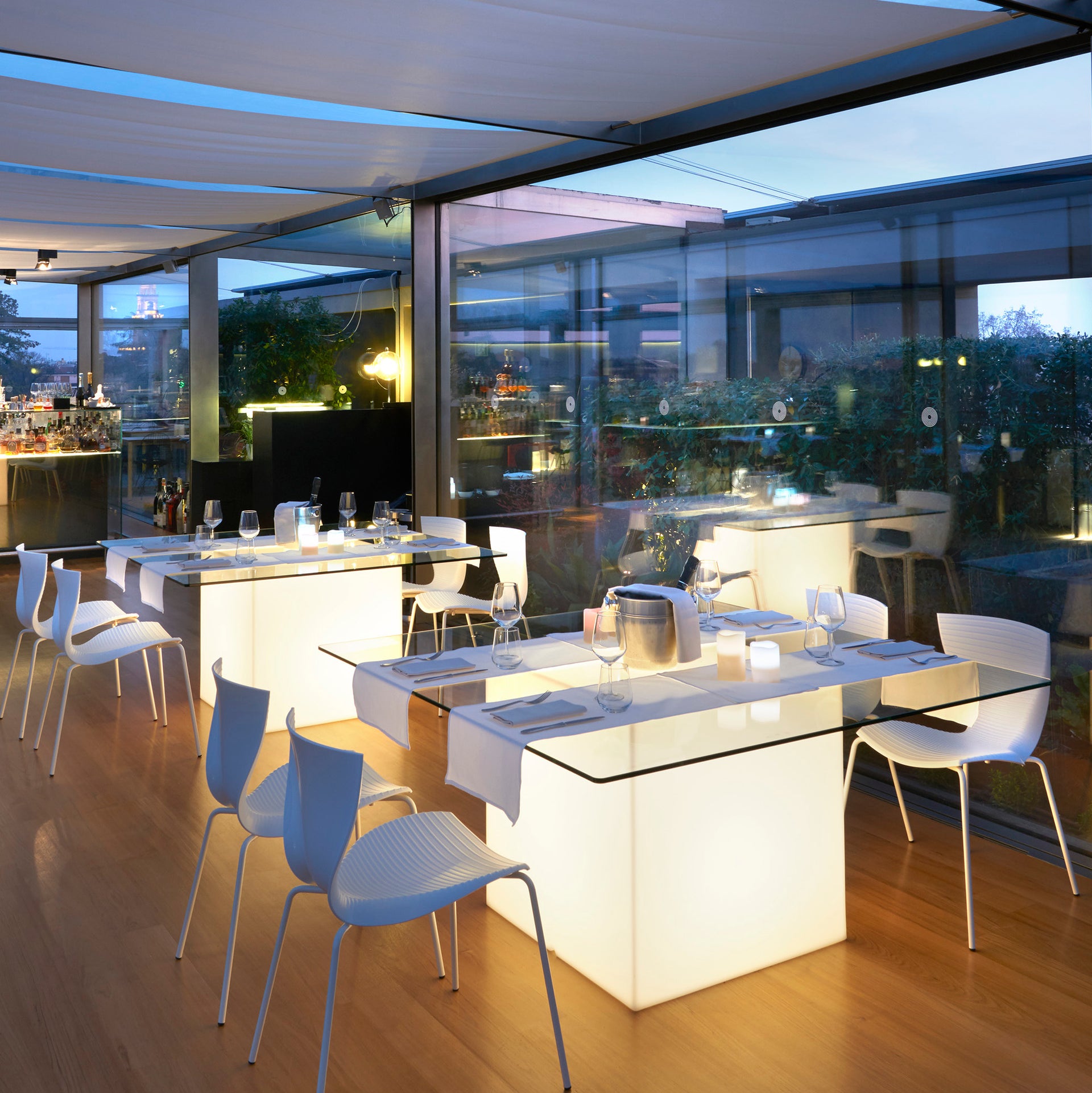 Square Dining Table-Slide-moderndesign.io