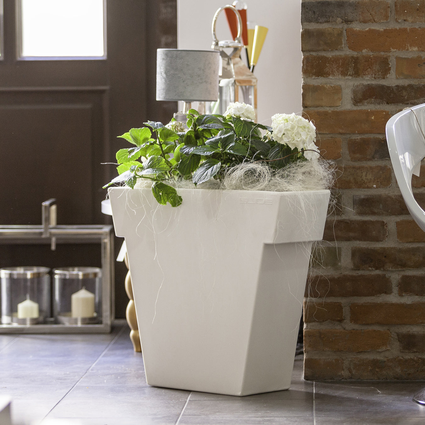 The Vase (Accessories)-Slide-moderndesign.io