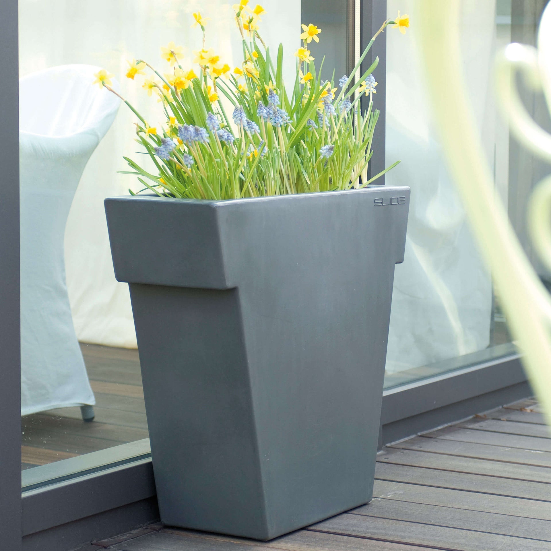 The Vase (Accessories)-Slide-moderndesign.io