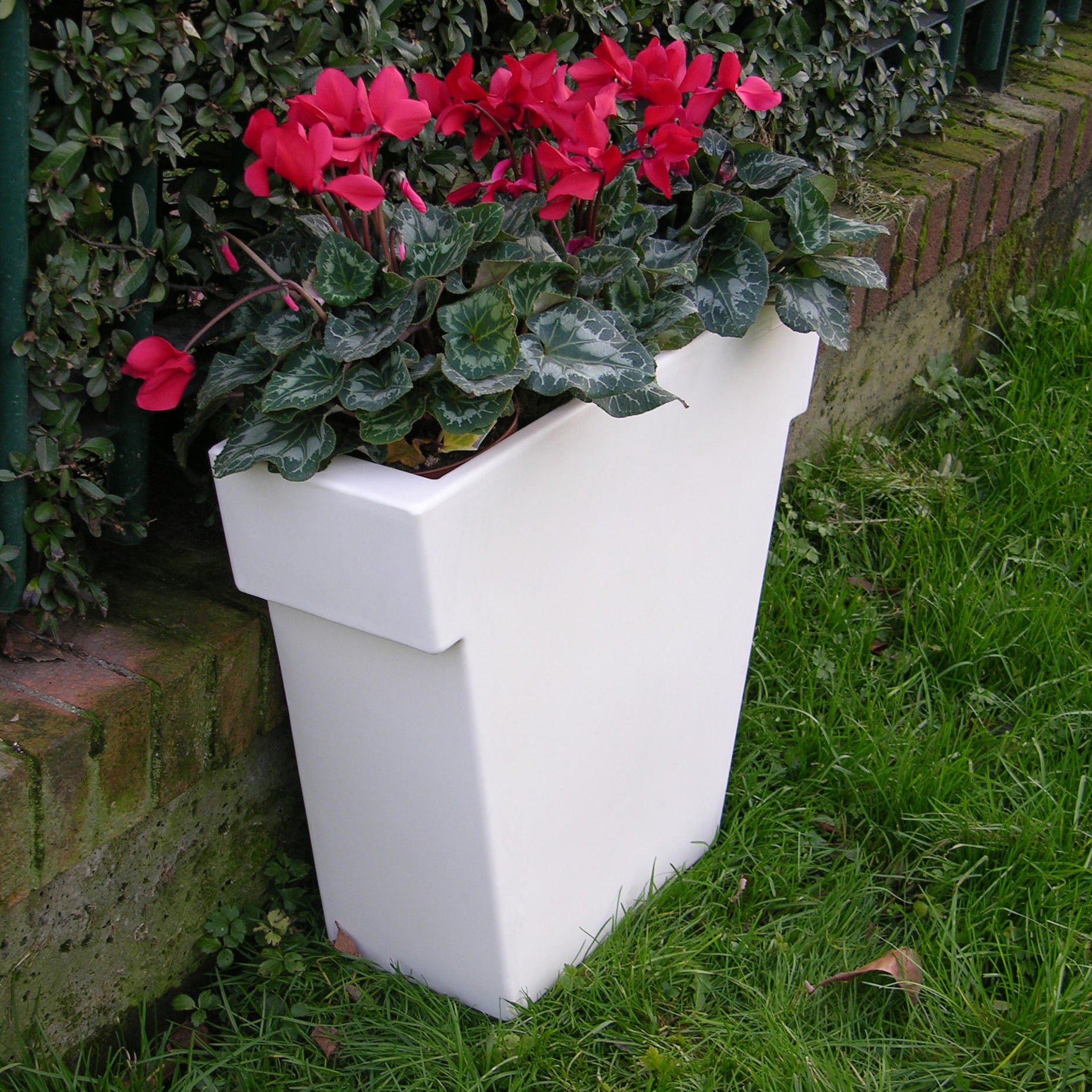 The Vase (Accessories)-Slide-moderndesign.io